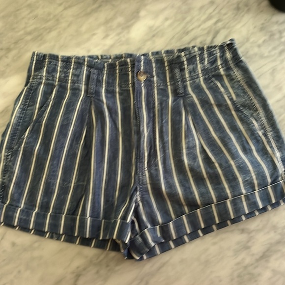 American Eagle striped trouser short with waist tie accent ribbon. Size 6 - Picture 5 of 6
